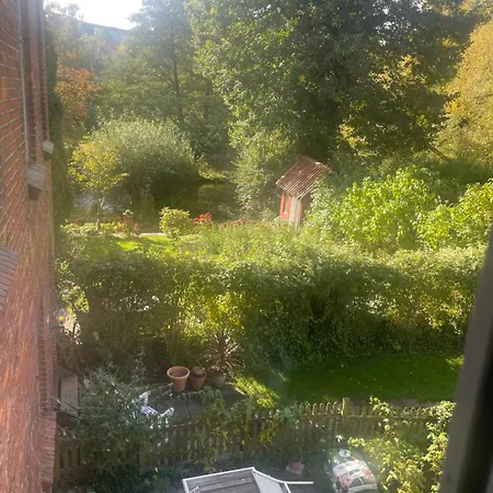 Stort Vaerelse Udlejes I Herskabslejlighed Midt I By *